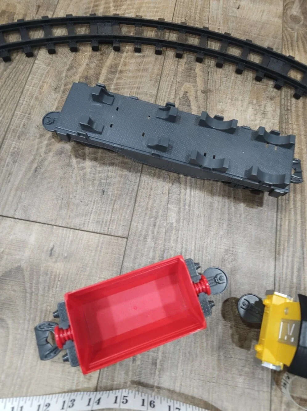 Caterpillar Construction Express Motorized 12 Inch Train 5 Car Set With Tracks